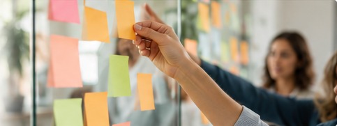 Planificación de ideas y estrategia con notas de colores